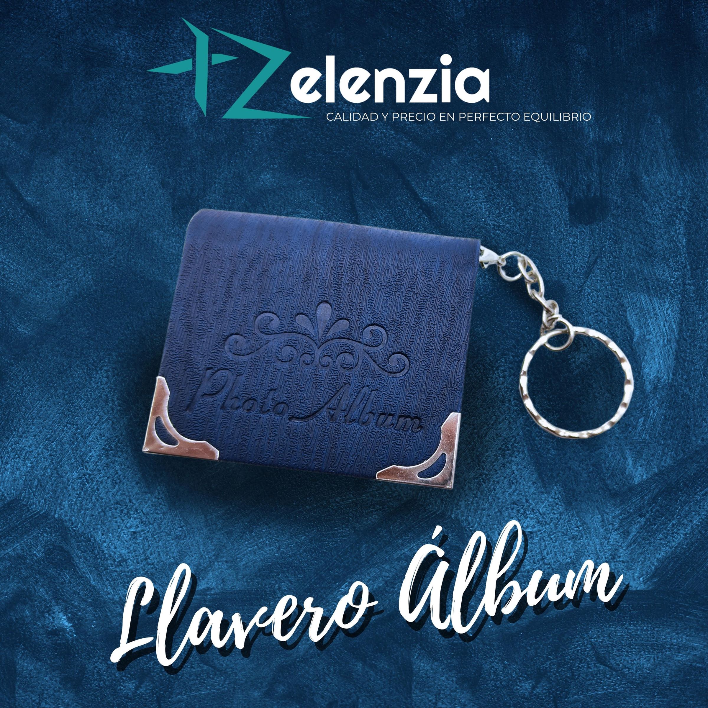 Imagen de ficha de Amazon: un llavero con forma de álbum de fotos azul sobre fondo texturizado, con el logotipo de XZelenzia.