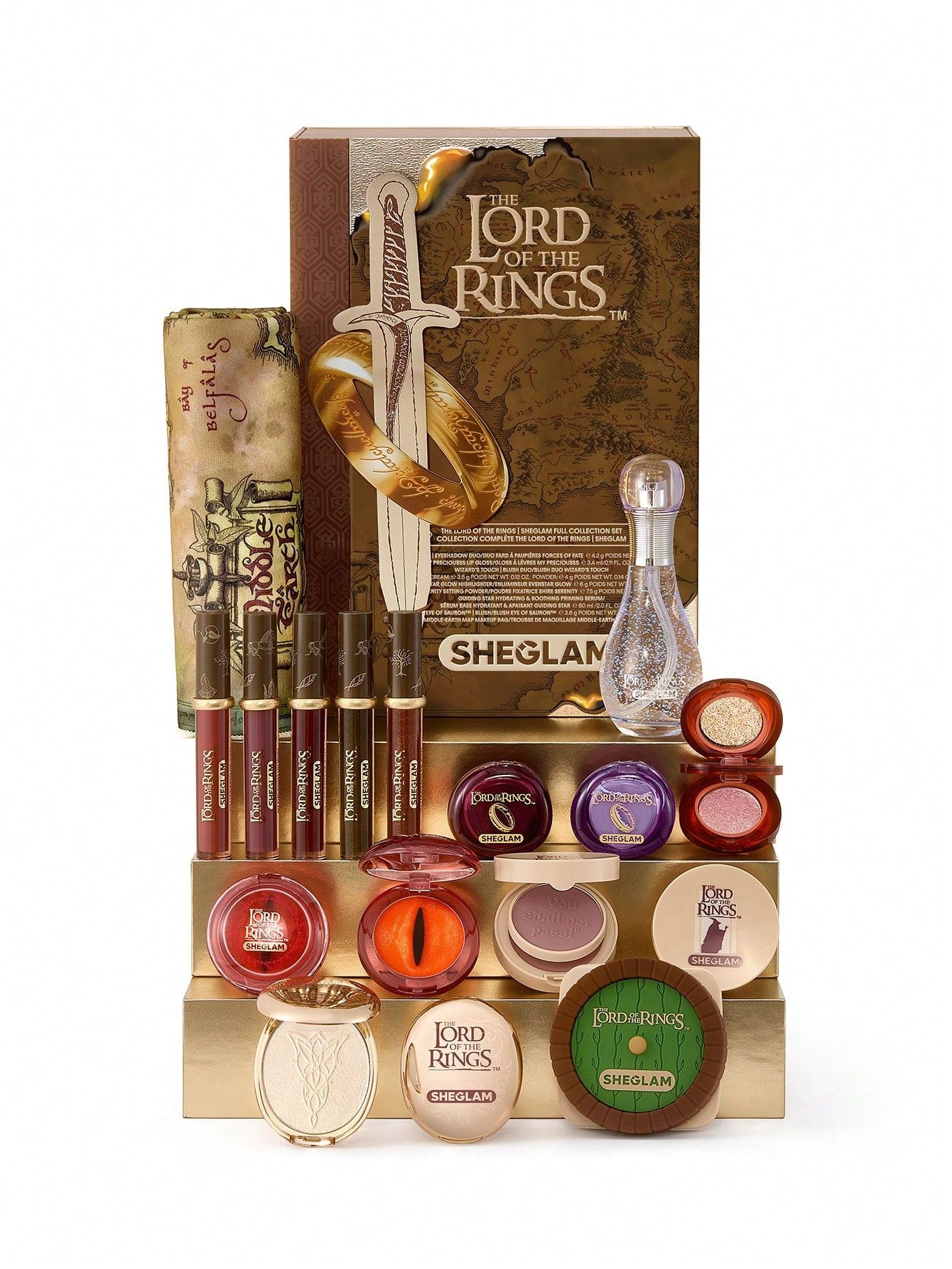 Base. Foto de catálogo de la colección de maquillaje sobre fondo blanco y, generado con IA, un cartel vertical con el iluminador dorado sobre roca, un anillo y un paisaje de fantasía al atardecer.